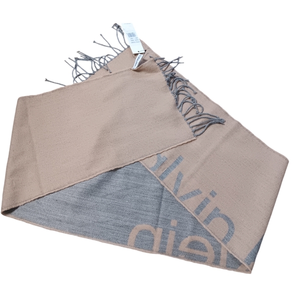 Calvin Klein scarf - Picture 1 of 5